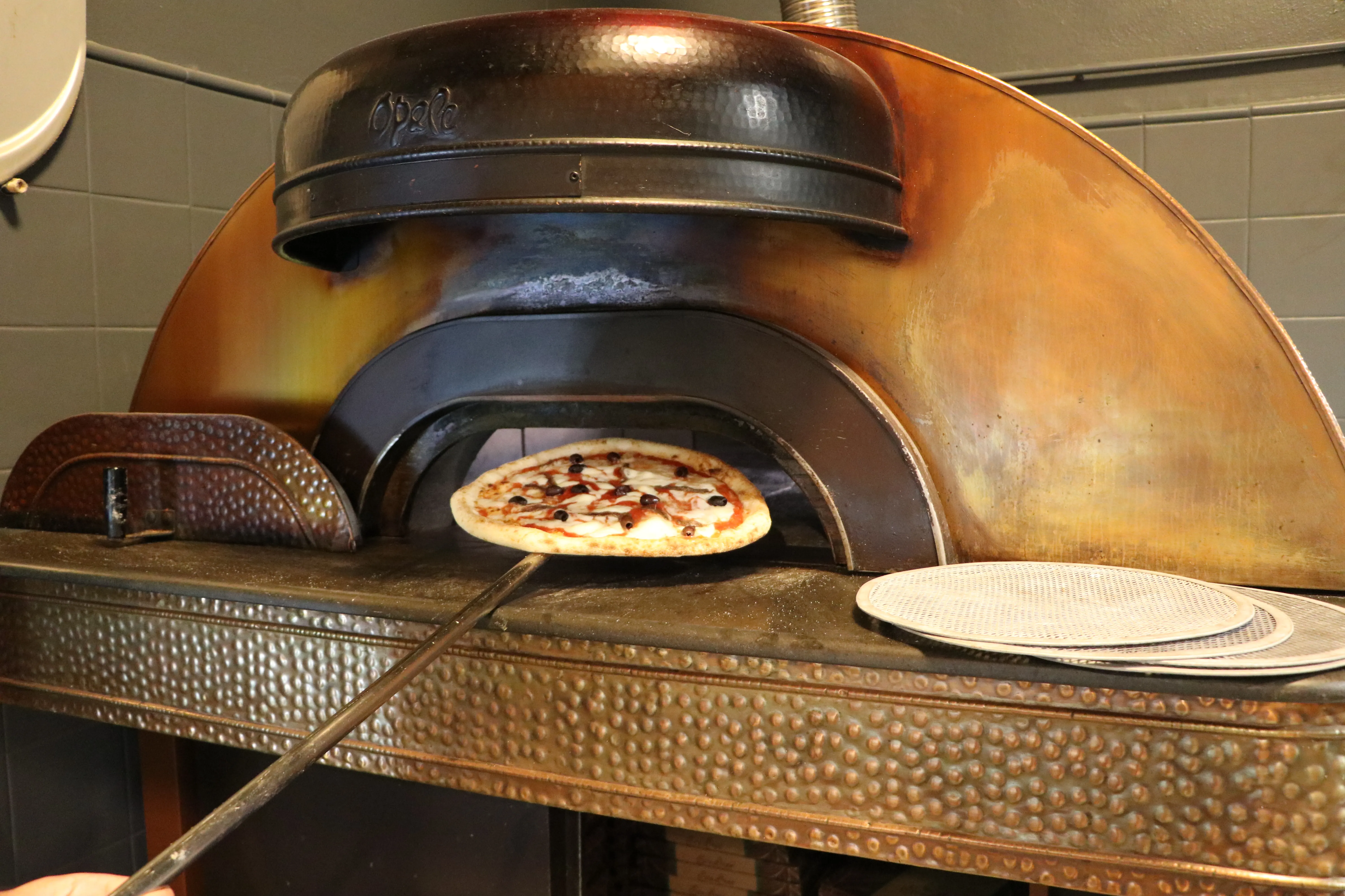 Una pizza La Favola cuoce nel forno