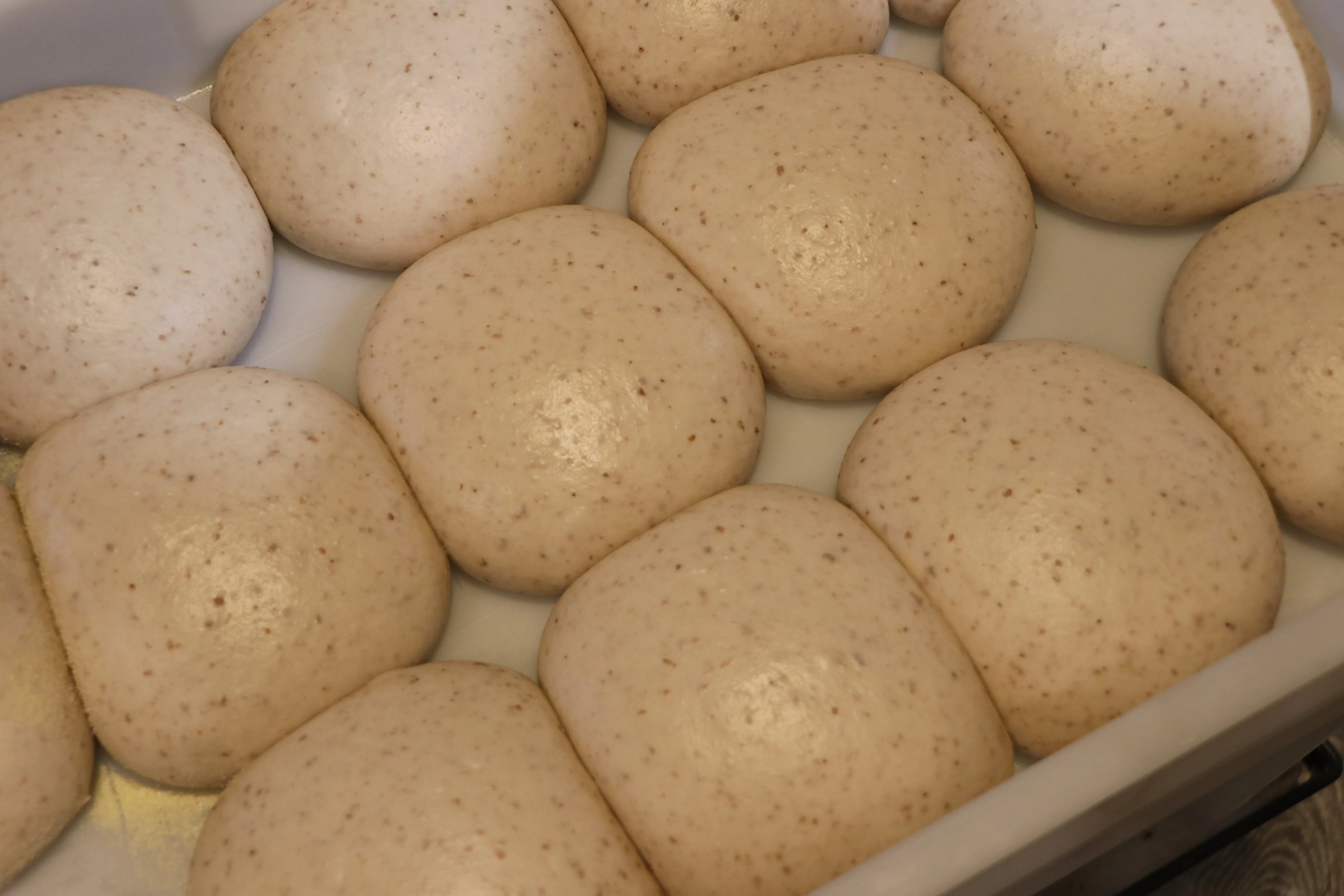 Panetti di impasto preparati nella cucina La Favola
